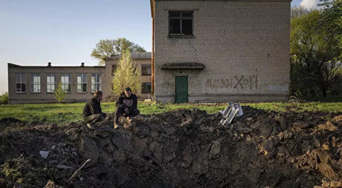 Okullara ve diğer sivil alanlara saldırmak savaş suçu sayılıyor. Uzmanlar Rusya’nın bombaladığı okulların enkazının savaş suçu olarak kullanılabileceğini söylüyor.<br>