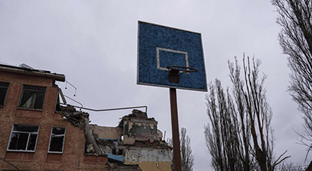 Rusya’nın Ukrayna’ya karşı 24 Şubat’ta başlattığı savaşta Birleşmiş Milletler (BM)’nin açıkladığı rapora göre, Ukrayna’yda en az 1611 sivil hayatını kaybetti, 2 bin 227 sivil yaralandı. 4 milyon 494 kişi ise komşu ülkelere gittiği belirtildi.<br>