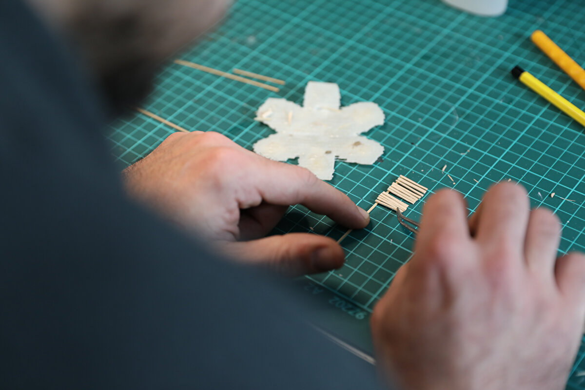 Heykeltıraş ve arkeologlardan oluşan 7 kişilik ekip, antik agoranın Roma dönemindeki halini yansıtan 1/100 ölçekli maketini de hazırlıyor. 6 ay önce başlatılan çalışmanın gelecek ay tamamlanıp antik kentte ziyaretçilerle buluşturulması planlanıyor.<br><br>Ayrıca ziyaretçiler için bir mobil uygulama devreye girecek.