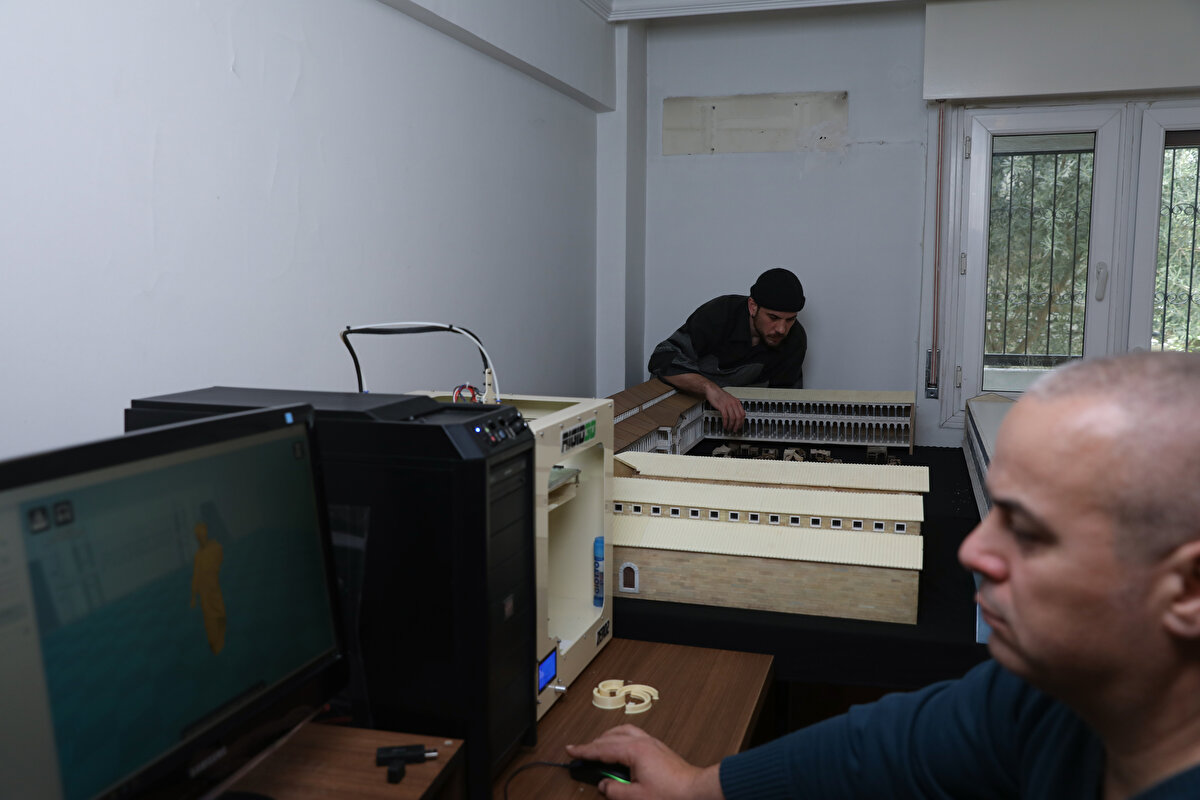 "Kültürel Miras Yaşıyor Projesi"nin, Kültür ve Turizm Bakanlığınca Avrupa Birliği'nin mali desteğiyle hayata geçirilen "Ortak Kültür Mirası: Türkiye ve AB Arasında Koruma ve Diyalog-II Hibe Programı" kapsamında yürütüldüğünü aktaran Yurdakul, şöyle konuştu:<br><br>