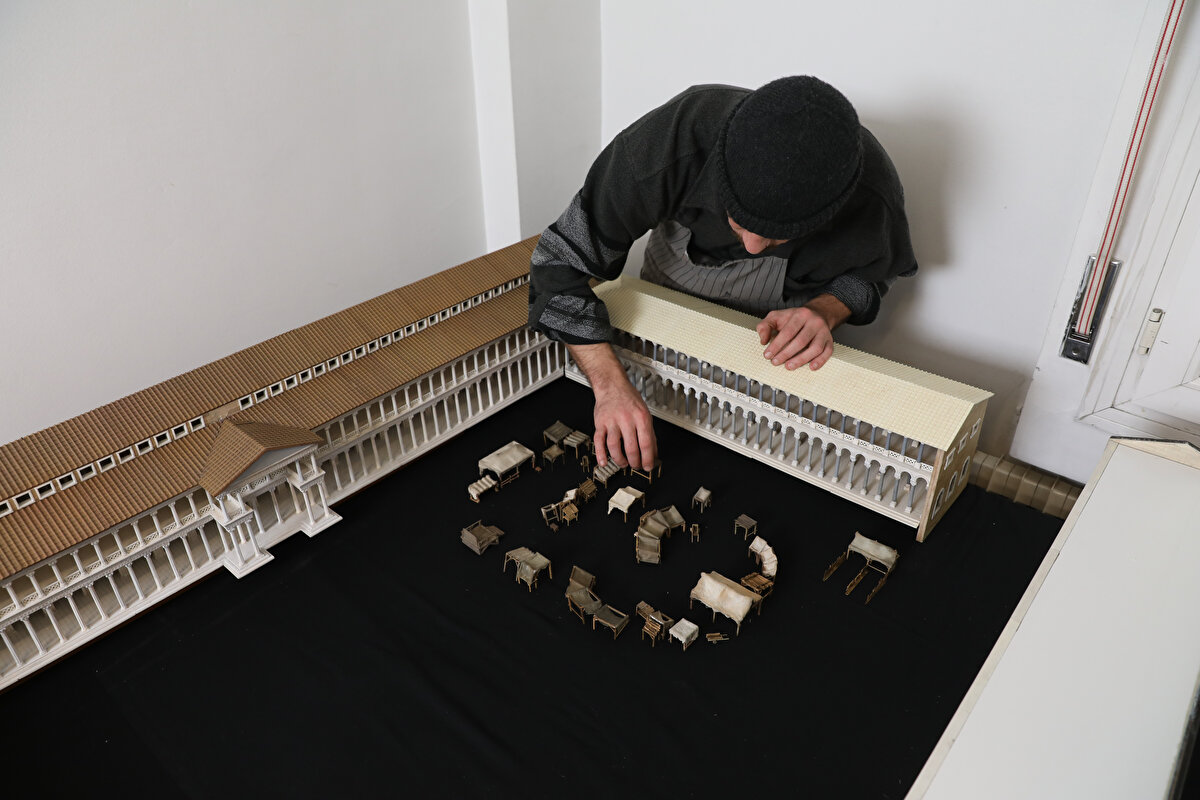 Maket ve sanal gerçeklik uygulamalarıyla, antik kenti tarihi dokusuyla en iyi şekilde tanıtmak istediklerini belirten Yurdakul, "Smyrna Agorası oldukça büyük bir alan. Maketimiz mevcut bilgiler ışığında birebir olarak hayata geçirilmeye çalışıldı. Oldukça etkileyici olan maket projesinin, ziyaretçilerin o dönemi zihinlerinde canlandırabilmelerine yardımcı olacağını düşünüyoruz." ifadelerini kullandı.<br><br>