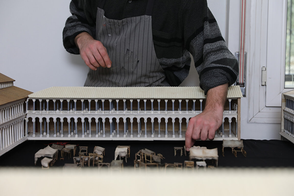 Kadifekale ile deniz arasında kurulan ve yüzyıllar boyu farklı kültürlere ev sahipliği yapan antik agora, bazilikası, duvar yazıları ve 2 bin yıllık su kanalıyla tarihten kesitler sunuyor.<br><br>