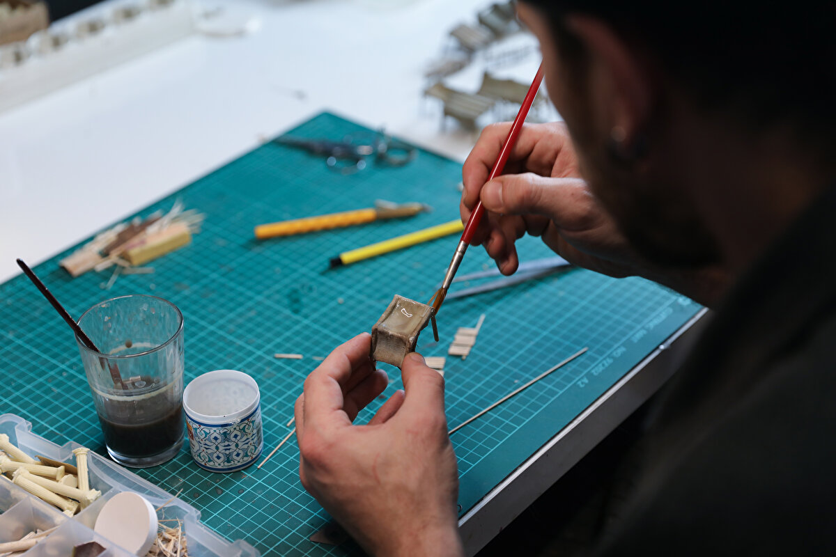 "Smyrna Antik Kenti, Kemeraltı, Kadifekale civarında 2500 yıl önce kurulmuş bir kent. Aslında günümüzde modern kentin de tam merkezinde yer alıyor. Smyrna Agorası da bu kentin en önemli unsurlarından biri. Dünyada kent merkezinde bulunan en büyük agoralardan birisi ve aynı zamanda 3 bine yakın grafitiyle, dünyanın en zengin Yunanca grafiti koleksiyonuna sahip."<br><br>