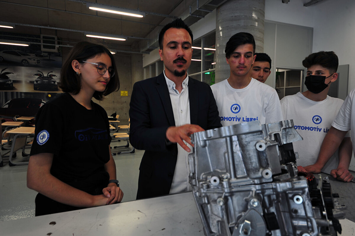 Ailesinin mühendis olabileceği bir okul istediğini belirten Güldeniz Akan, “Ailem benim mühendislik okuyabileceğim daha iyi bir okul istiyordu. Bunun üzerine araştırma yapmaya başladık ve böyle bir okul olduğunu öğrendik. 15 tatilde bu okulu ziyaret etmeye geldim. Bölümlerin hepsi birbirinden güzel. Bu okulun kendime uygun olabileceğini düşündüm. Çünkü okulda ihtiyacımı karşılayabileceğim, beni iyi bir yere taşıyabilecek her şey vardı. İmkanlar açık. Bir sürü proje üretiliyor. Bunun üzerine tayin istedik, tayin tuttu ve buraya geldik” ifadelerini kullandı.<br><br>