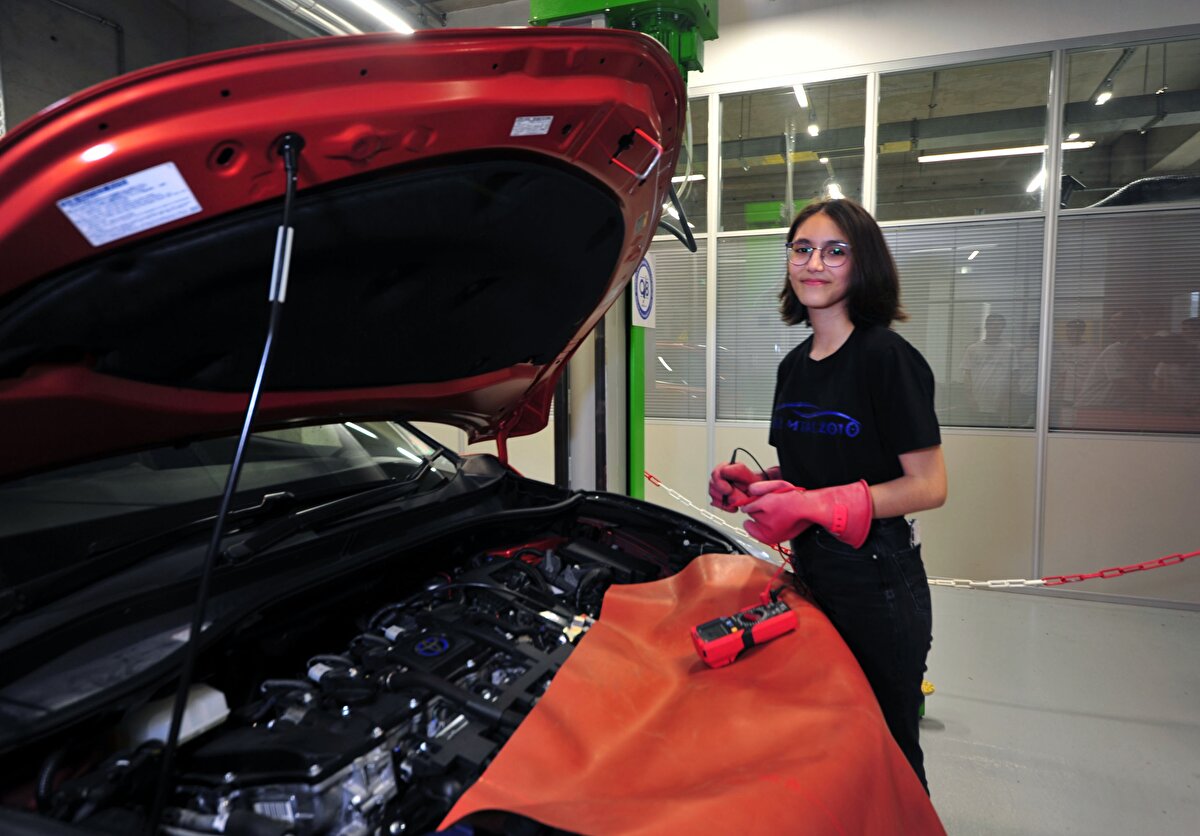 Biyoloji öğretmeni Şükriye Akan ile fizik öğretmeni Ahmet Tufan Akan 20 yıllık öğretmenlik hayatlarının son 13 yılını Kırklareli’de geçirdi. Çiftin tek çocukları olan Güldeniz Akan, ortaokul son sınıf öğrencisiyken, eğitim kariyerini otomotiv üzerine sürdürme kararı alınca, ailenin okul arayışı da başladı. İnternet üzerinden araştırma yapan Akan, Bursa’da eğitim veren OİBMTAL’yi keşfetti. Okulla ilgili tüm bilgileri internet üzerinden araştıran Güldeniz Akan, sömestir tatilinde ise ailesi ile birlikte Bursa’ya gelerek okulu ziyaret etti. Elektrikli Araçlar Dalı’nda okumaya karar veren Güldeniz Akan, LGS’ye girip aldığı puanla, OİBMTAL’a girmeye hak kazandı. Aile, bunun üzerine Bursa’ya taşındı.<br><br>