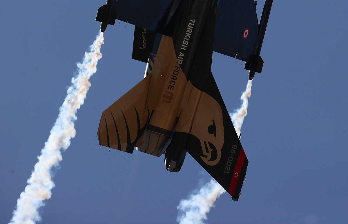 Gösteriler sırasında izleyicilere manevraların, hareketlerin tanıtımını yaptığını kaydeden Şen, 2022`de yoğun gösteri programlarının bulunduğunu belirtti.<br>