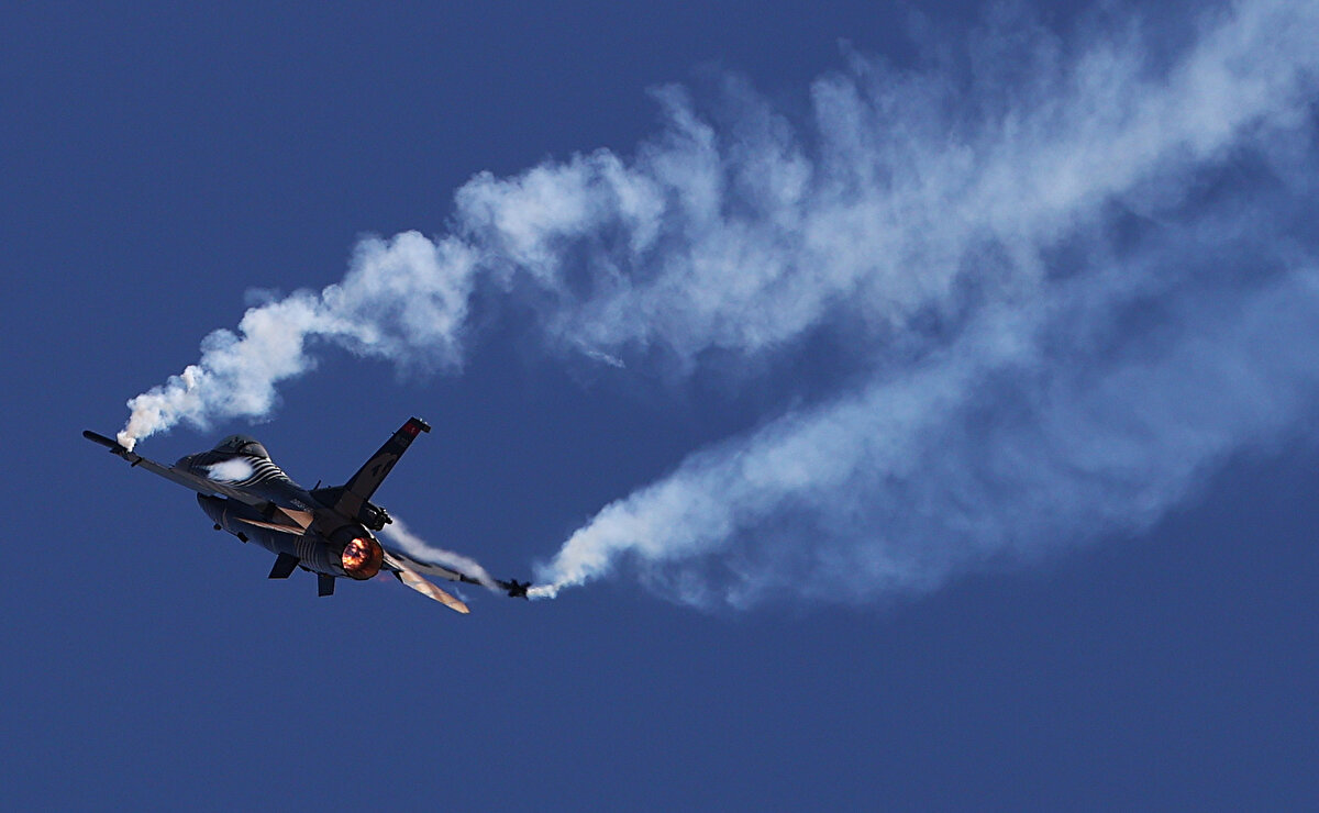 Uçağın burun kısmına doğru uzanan siyah ve gri çapraz çizgiler, havacıların hızlı düşünme ve karar verme, sürekli ilerleme ve sınır tanımama gibi niteliklerini betimliyor.<br>