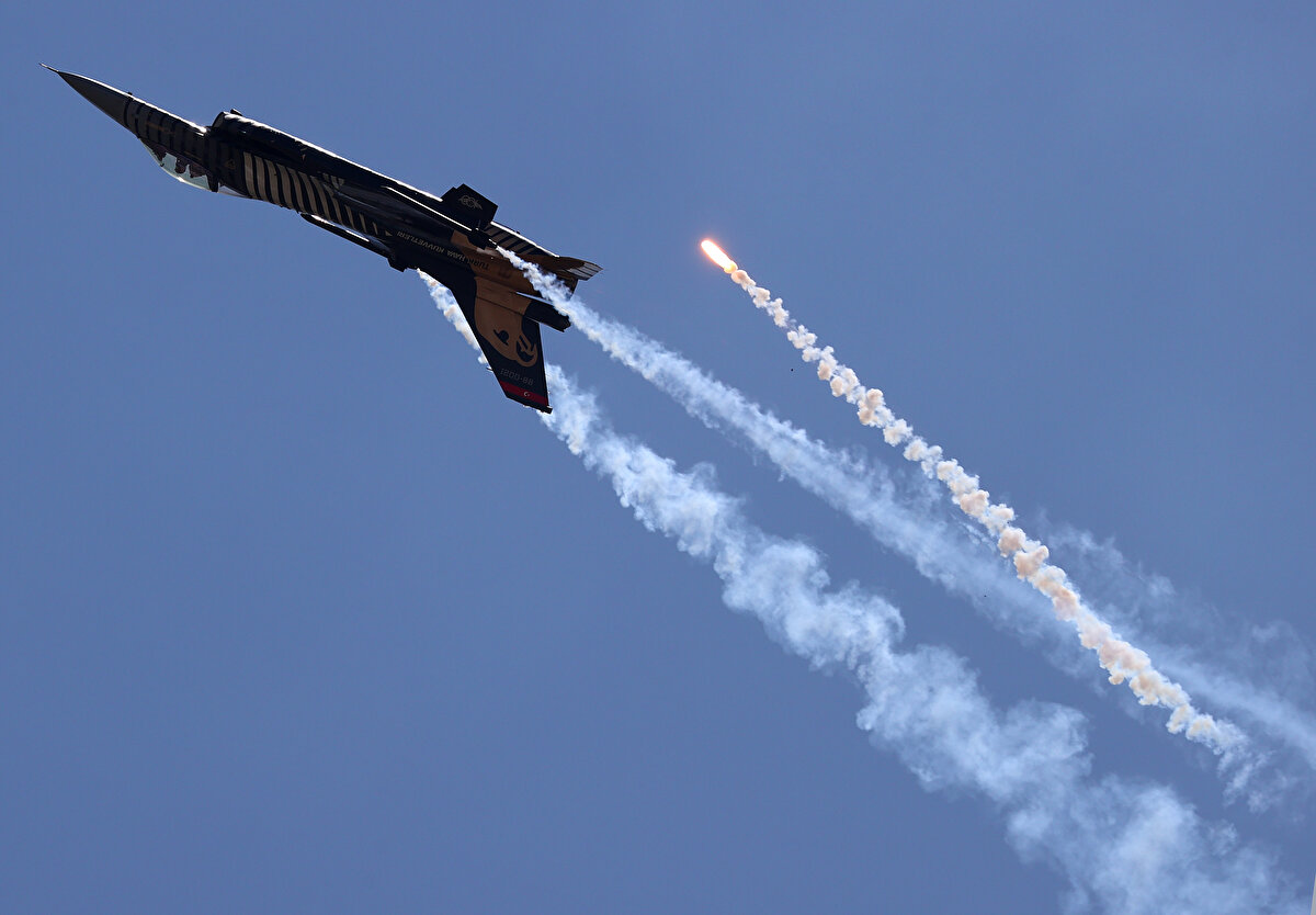 SOLOTÜRK logosunda, tarih boyunca Türk milleti ve Türk Hava Kuvvetlerinin sembolü olan kartalın yeniden yapılandırılmış hali yer aldı.<br>