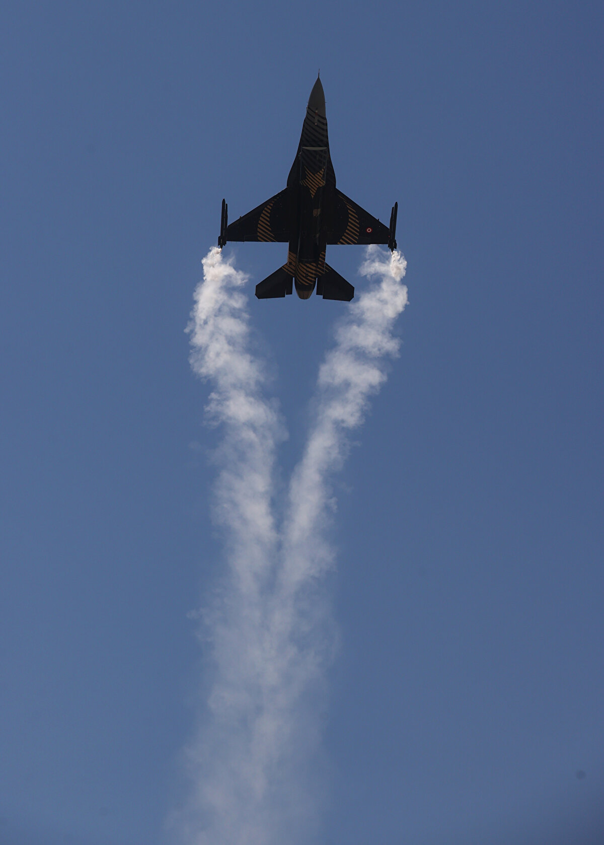 SOLOTÜRK pilotları Binbaşı Emre Mert ile Binbaşı Murat Bakıcı, uzun süren çalışmalar sonrasında "alçak irtifada en düşük hızda uçağın burun yukarı şahlandırılarak düz uçuşun muhafaza edilmesi" hareketini dünyada ilk kez F-16 ile gerçekleştirmeyi başardı.<br>