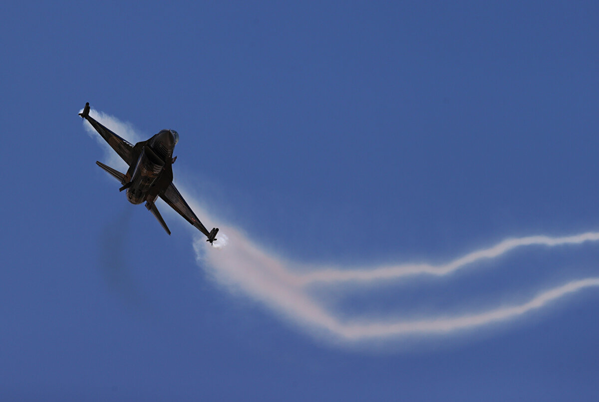 Uçakların arka kısmındaki "nozzle" sisteminin diğer uçaklarda hareketli, F-16`da ise sabit olduğunu belirten Mert, bu sisteme sahip uçakların "Kobra Hareketi" olarak bilinen manevrayı yapabildiğini anlattı.<br>