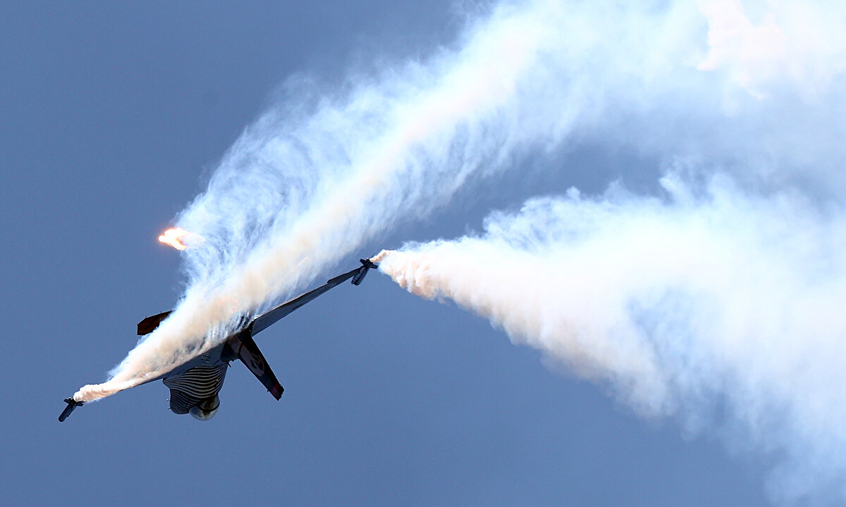 F-16 savaş uçağıyla bugüne kadar 3 bin 600 saat uçuş gerçekleştiren Mert, gösterilerinde yurt dışı ve içinde Türk milletinin gücünü, kudretini, Türk pilotlarının kabiliyetlerini göstermeye çalıştıklarını söyledi. 2022 için de güzel bir gösteri paketi hazırladıklarını dile getiren Mert, 20 dakika süren gösterileri yapabilmek için uzun süre çalıştıklarını kaydetti.<br>