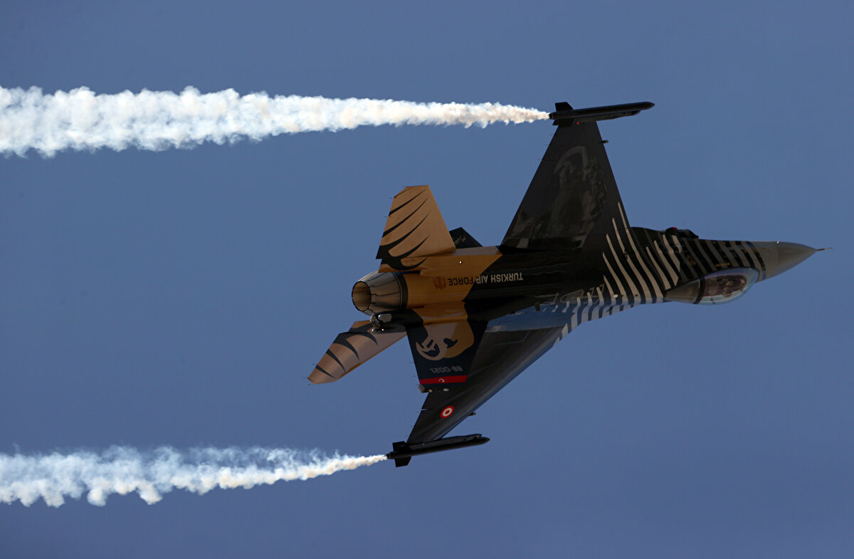 SOLOTÜRK, Türk Hava Kuvvetlerinin 100`üncü yıl dönümü kapsamında 2011`de kuruldu. Tek kişilik F-16 savaş uçağıyla gösteri uçuşları yapan SOLOTÜRK için özel tasarımlar yapıldı.<br>