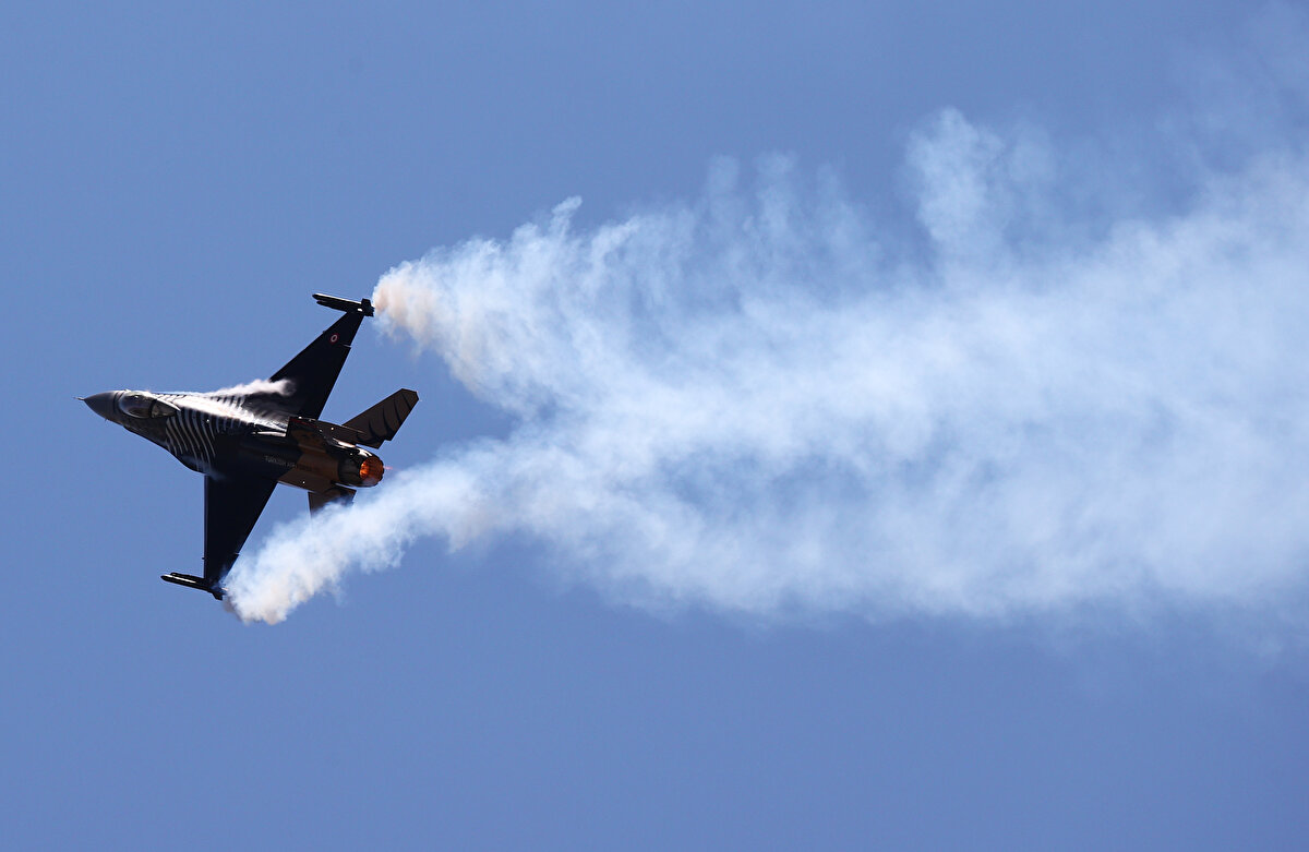 SOLOTÜRK`ün Bakım Subayı Üsteğmen İrfan Selvili ise F-16 uçağının bakım süreciyle ilgili bilgi verdi. Bakım ekibinin 9 kişiden oluştuğunu dile getiren Selvili, uçuş sonrası bakımların 2 saat sürdüğünü söyledi.<br>