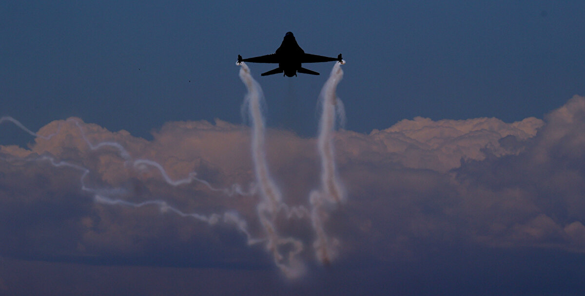 Gösterileri anlatan "SOLOTÜRK`ün yerdeki sesi" Basın ve Halka İlişkiler Subayı Alper Şen de 23 Nisan`da yeni gösteri paketinin ilk uçuşunun Çanakkale`de gerçekleştirildiğini anımsattı.<br>