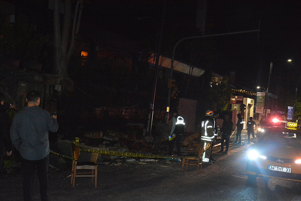 Olay saat 23.30 sıralarında Nispetiye Caddesi'nde meydana geldi. İki otomobille restoranın önüne gelen 6 kişinin otomobillerden indiği sırada istinat duvarı büyük bir gürültü ile çöktü. İstinat duvarının altında kalan iki kişinin kurtarılması için vatandaşlar seferber oldu. Yıkılan duvarın altından çıkarılan iki kişi olay yerine gelen sağlık ekipleri tarafından hastaneye kaldırıldı. <br>