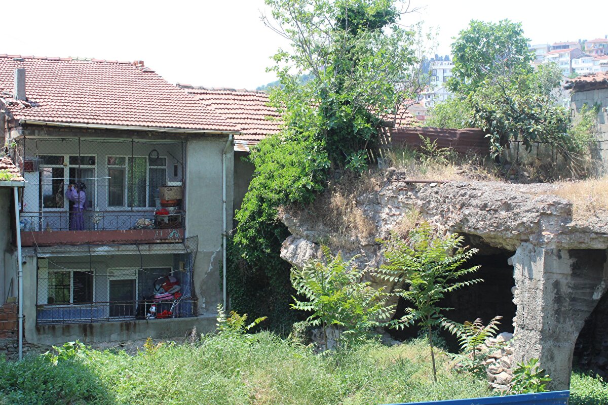 Şu an atıl durumda bulunan ve madde bağımlılarının mesken haline getirdiği sarnıcın etrafı, mahallelinin şikayeti üzerine, belediye ekipleri tarafından demir saclarla kapatıldı. İçeri giriş ve çıkışın kısıtlandığı sarnıcın duvarlarının yıkılmak üzere olduğu ve bakımsızlıktan bitkilerle örtüldüğü görüldü.<br><br>