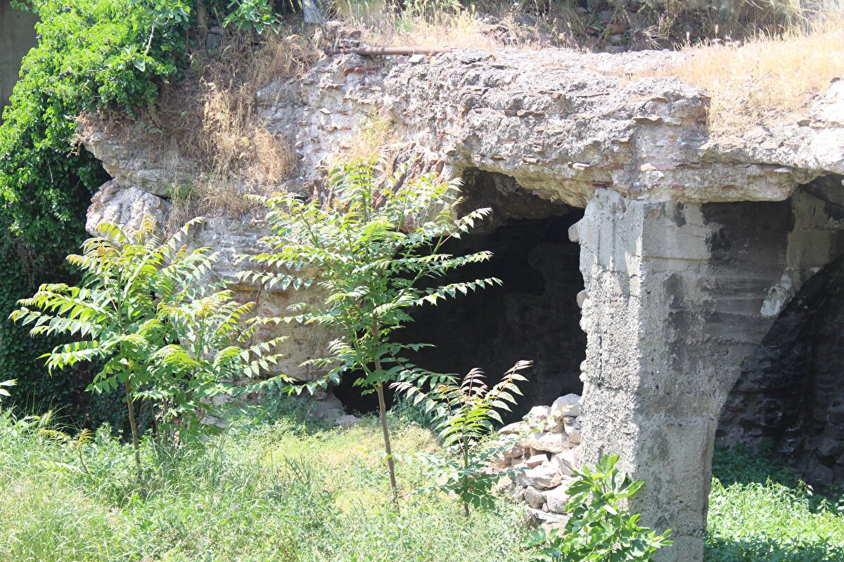 Alanın tarihi yapı olması nedeniyle turist çekebilecek bölge olduğunu söyleyen Prof. Dr. Ökse, şöyle devam etti:<br><br>"Bu yapılar, geç Roma ve Bizans dönemine aittir ama Osmanlı döneminde de zaman zaman onarılarak kullanılmıştır. Olabildiği kadarıyla koruma altına alınması gerekiyor. Çünkü gerçekten turist çekebilecek alanlar fakat sadece turist çekmesi anlamında değil halkta tarihi kültürün, arkeolojik kültürün, mirasın farkındalığını yaratması için önemli."<br><br>