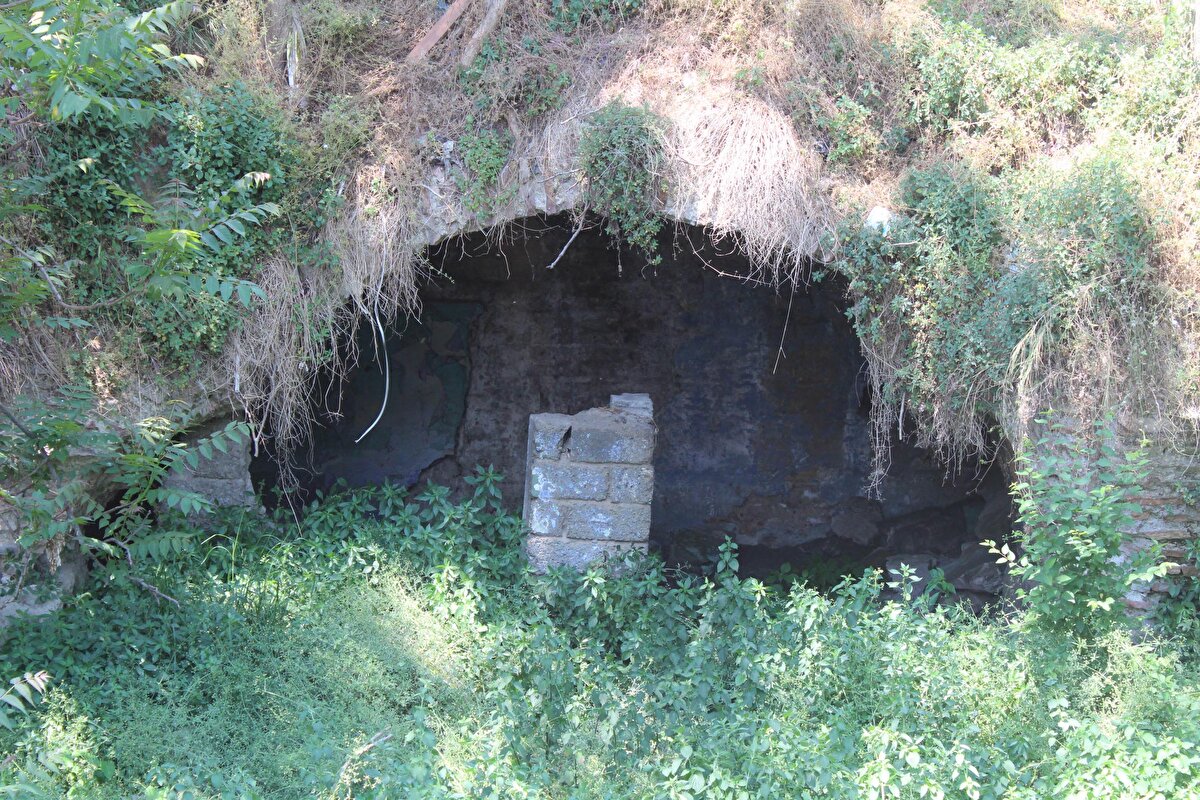 Bu yapıların hem kent hem de insanlık tarihi açısından son derece kıymetli olduğunu kaydeden Kocaeli Üniversitesi'nden Arkeolog Prof. Dr. Ayşe Tuba Ökse, üzerinde bulunan gecekondunun bir sarsıntıda sarnıcın yıkılmasına neden olabileceğini belirtti.<br><br>