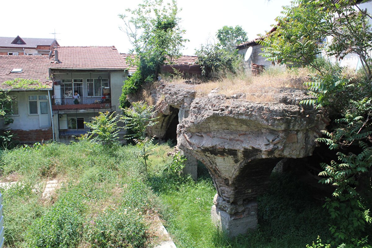 Roma döneminde yapılan ikinci en büyük su kemeri olma özelliği taşıyan ve 22 kilometre uzaklıktaki Paşasuyu'ndan toplam 21 su kemeri birleştirilerek inşa edilen su kanalının büyük kısmında zamana bağlı tahribat oldu.<br><br>