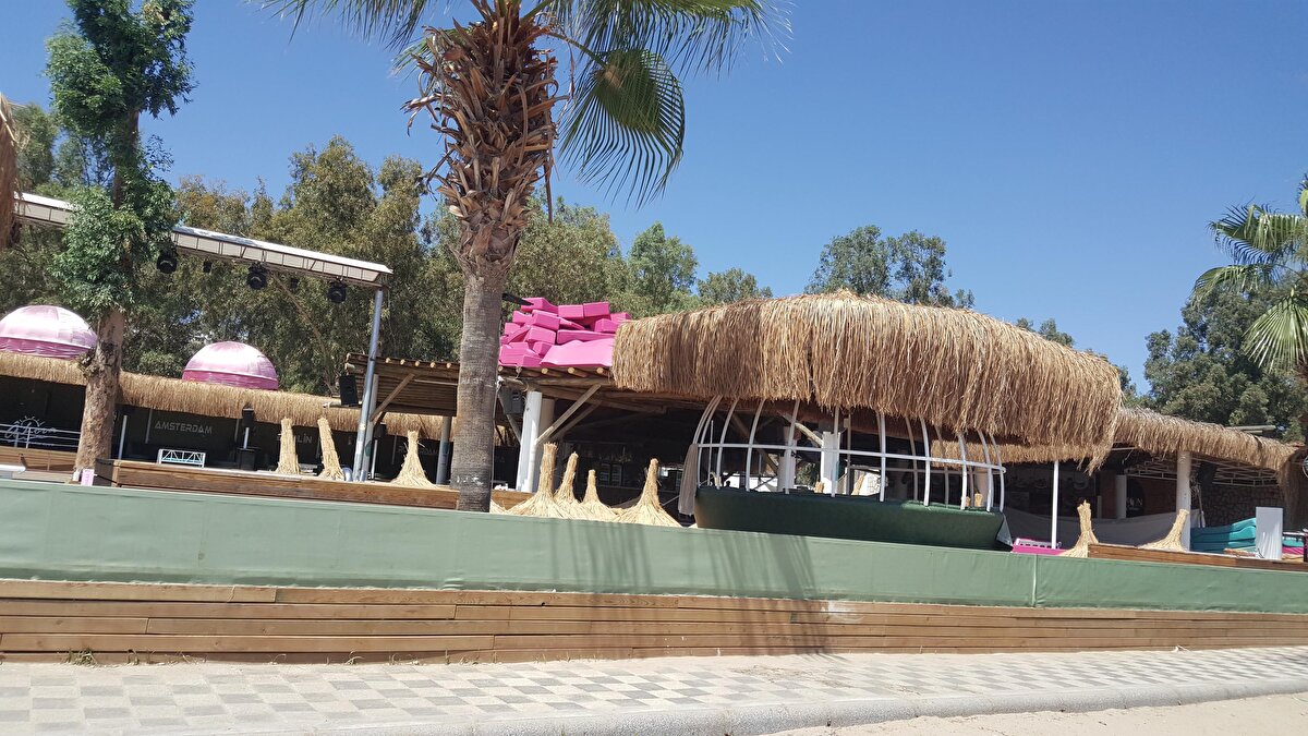 Dünyanın en önemli turizm merkezlerinden biri olan Bodrum'da yaz sezonunun başlamasıyla plaj ve otellerde hareketlilik başladı. Hizmet kalitesine göre farklı fiyat tarifeleriyle yerli ve yabancı turistler ağırlanıyor.<br><br>