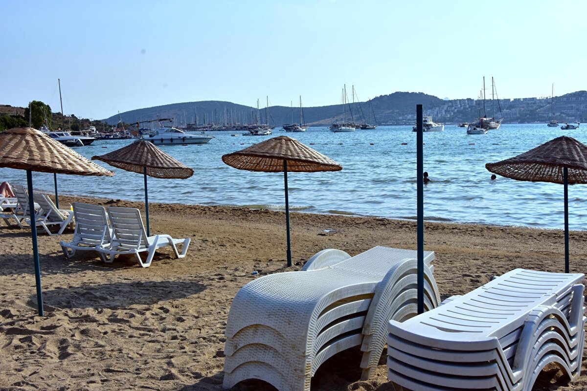 Dünyanın her yerinde yüksek, orta ve düşük fiyat uygulaması olduğuna da dikkati çeken Dengiz, "Bodrum'da her şey pahalı algısı oluşmamalı, algının hizmete ve müşteri memnuniyetine yönelmesi gerekiyor" değerlendirmesinde bulundu.<br><br>
