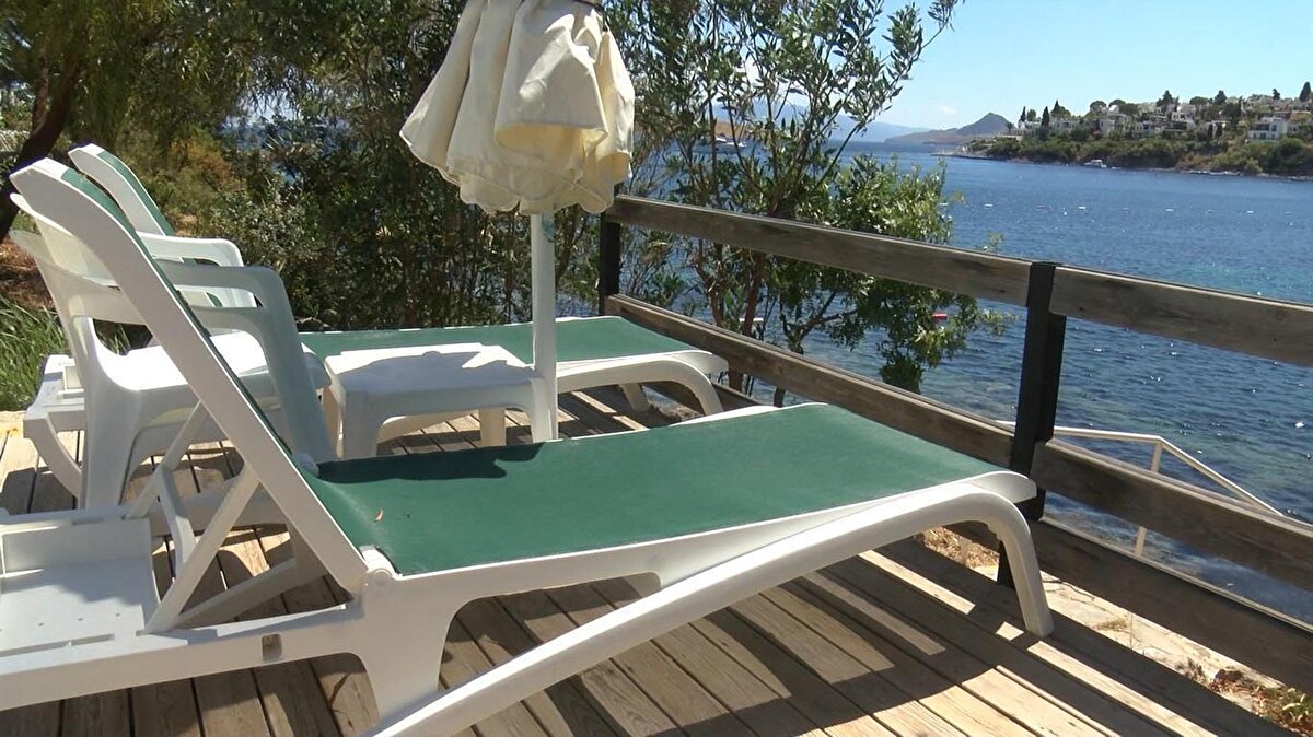 Özel plajlarda 1 lahmacun 200 TL, hamburger ise içindeki malzeme ve sunum hizmetine göre 35 ile 200 TL arasında satışa sunuluyor.<br>Her hizmetin bir bedeli olduğunu belirten Bodrum Otelciler Derneği Başkanı Ömer Faruk Dengiz, "Daha salaş yerlerde lahmacuna daha fazla fiyat ödeniyorsa orada duracaksınız. Hizmet kötüyse mutlaka hak aranmalıdır. Ben bu duruma karşıyım. Doğru hizmet vermeyen işletmenin yüksek fiyatlar belirlemesini kabul etmiyorum" dedi.<br><br>