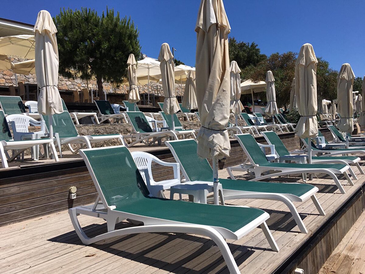 "YETER Kİ DOĞRU HİZMET YAPSINLAR"<br>Dengiz, "Her hizmetin bir fiyatı vardır. İyi bir marka gömlek giymenin bir bedeli olduğu gibi. Daha uygun fiyatlı da gömlek giyebilirsiniz. Bizdeki otelcilik de hizmet de bu şekildedir. İyi hizmet veren otellerin, özel plajların fiyatı bellidir. Orta kalitedeki otellerde fiyatlar daha uygundur. Bu bedeli de verilen hizmete ödüyorsunuz. Lahmacunun fiyatının 200 TL olmasının mutlaka bir nedeni vardır. Bunun hem ürün hem de sunumunda bir hizmet kalitesi vardır" diye konuştu.