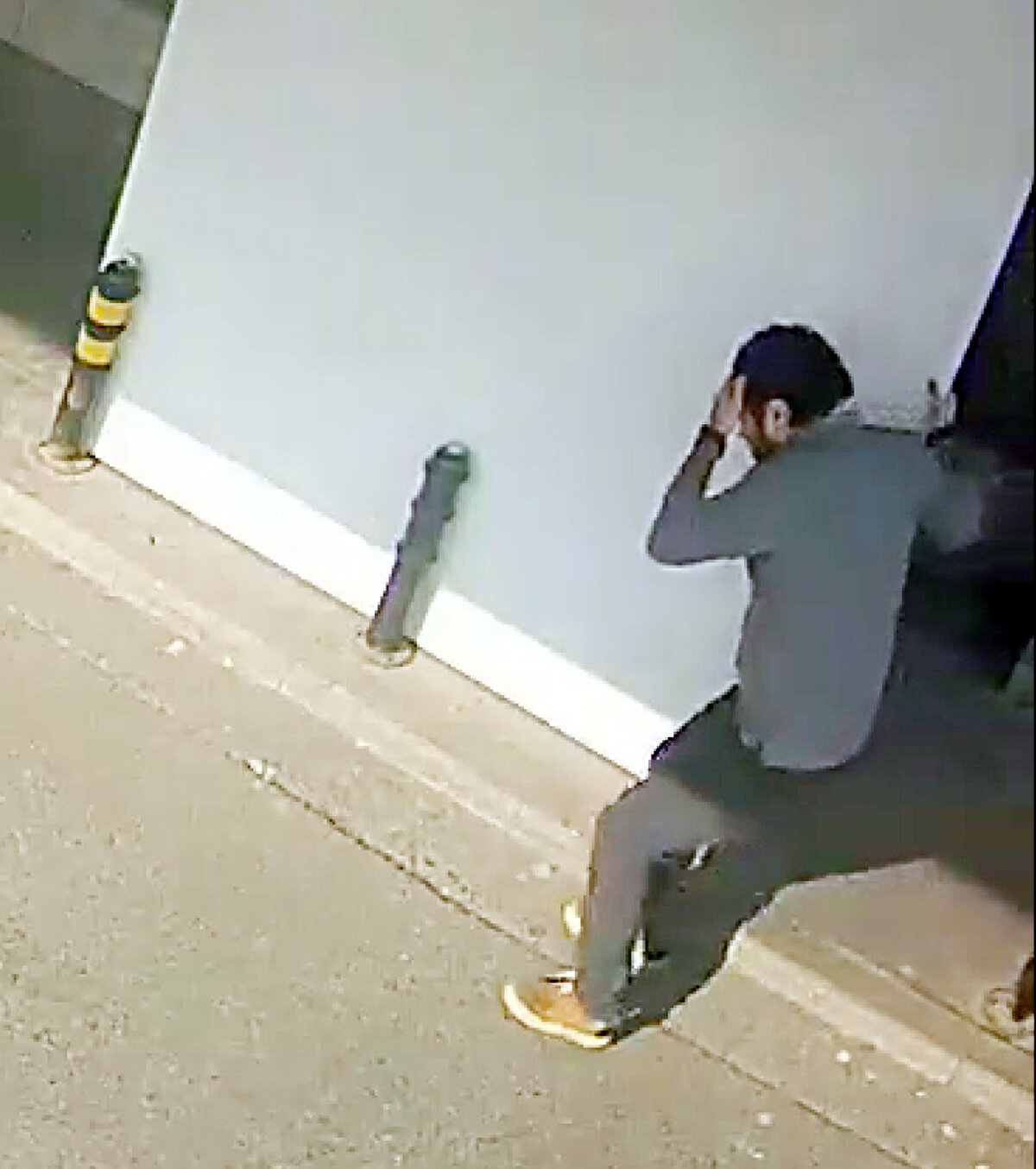 Dahiliye uzmanı Dr. Güngör Sitar'ın, 25 Mart'ta çalıştığı Sağlık Bilimleri Üniversitesi Sancaktepe Prof. Dr. İlhan Varank Eğitim ve Araştırma Hastanesi'nin (EAH) ek binasındaki mesaisine giderken aniden göğsü ağrımaya başladı. Tecrübeli hekim, kalp krizi geçirdiğini anlayıp yolunu değiştirdi ve aracıyla ana binanın aciline gitti. 