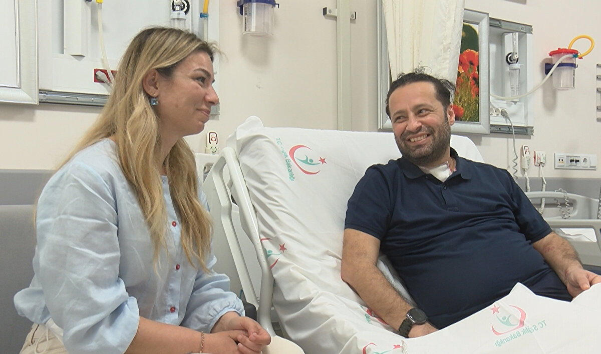 "ANCAK BANA GÜLÜMSEDİĞİNDE İÇİM RAHATLAYABİLDİ"<br>Doç. Dr. Adıyeke, hekimlik hayatı boyunca bu derece zor bir vaka görmediğini ifade ederek, "Belki de hekimlik hayatımda gördüğüm ilk ve son vaka olacak bu şekilde. Çünkü 10 hastada göreceğimiz tüm komplikasyonları tek biri vakada görmüş olduk. 2 saatlik kalp masajı yaptığımız için, beyni oksijensiz kaldı mı endişesini çok yaşadım. Uyanana kadar çok endişeli bir bekleyişimiz vardı. En sonunda 'Güngör benim için gülümser misin?' dedim ve bana gülümsediğinde, 'Evet artık arkadaşım hipoksik (oksijensiz) kalmamış diyebildim ve rahatladım" diyerek sözlerini noktaladı.