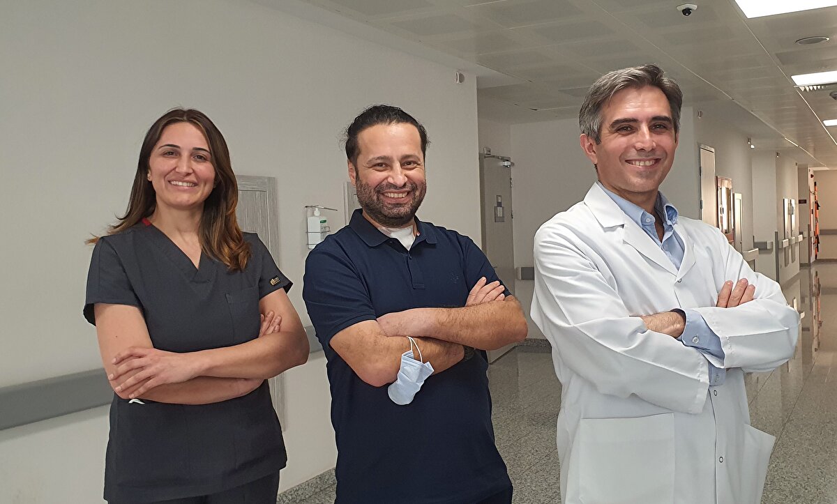 "HİÇBİR SAĞLIK SORUNUM YOKTU, 1 BUÇUK AY ÖNCE COVİD GEÇİRMİŞTİM"<br>Daha önce hiçbir sağlık sorunu olmadığını, hatta aktif sporla uğraşmaya çalıştığını da sözlerine ekleyen Dr. Sitar, bu kadar ağır bir kalp krizinin altında yatan asıl nedenin pıhtı olması nedeniyle krizden 1 buçuk ay önce geçirdiği Covid hastalığının buna neden olduğuna dair kafasında soru işaretleri oluştuğunu da belirterek  "Trekking yaparım, gücüm yettiğince dağa tırmanırım. Hatta geçen yıl Kaçkar'da zirveye çıkmaya çalıştık, bu çok ağır bir efordu aslında. Anjiyomda kalbimde plak çıkmadı. Sadece pıhtı vardı. Covid'i hafif geçirmiştim ama kafamda soru işaretleri var bununla ilişkisine dair. Çünkü böyle çok hastalarımız oldu" diye konuştu