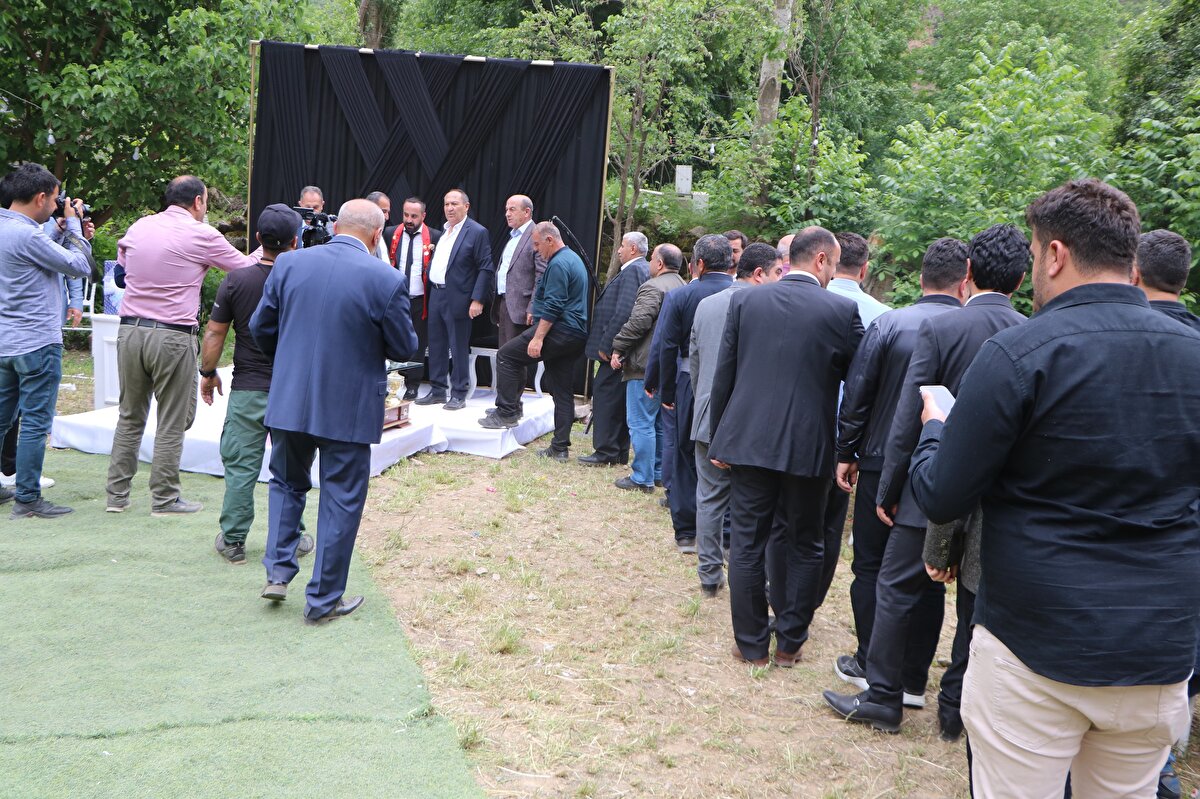 Damat Cengiz Çiftçi ise bu mutlu günlerinde kendilerini yalnız bırakmayan herkese teşekkür etti.