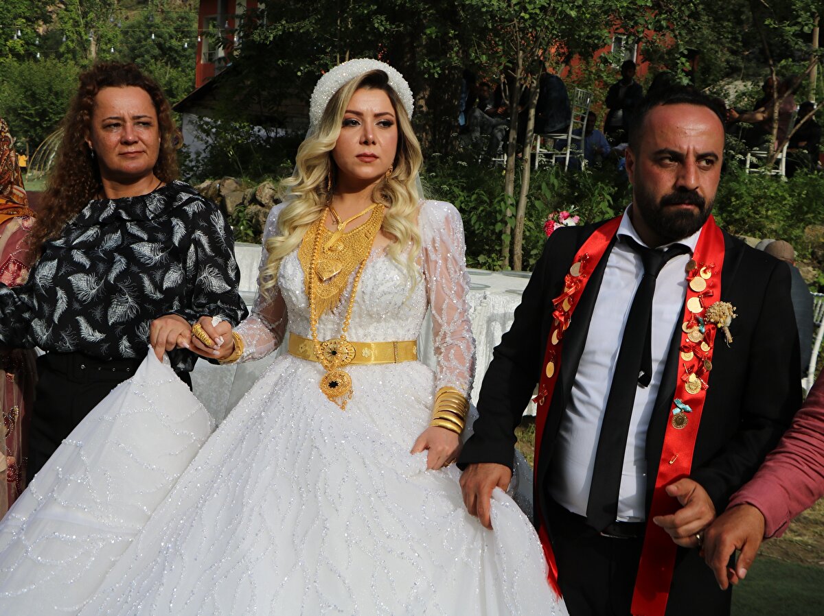 Damadın babası Aydın Çiftçi, mutlu günlerinde kendilerini yalnız bırakmayan yakınları ve arkadaşlarına teşekkür ederek, "Türkiye'nin birçok yerinden, hatta yurt dışından konuklarımız burada. Çiftimizin 4 yıl önce Diyarbakır'da başlayan arkadaşlıkları düğünle sonuçlandı. Çok mutluyuz. Burada hoşgörü ortamı oluştu. Farklı kesimlerden vatandaşlar bir arada olmak bizim için ayrıca mutluluk verici" dedi.