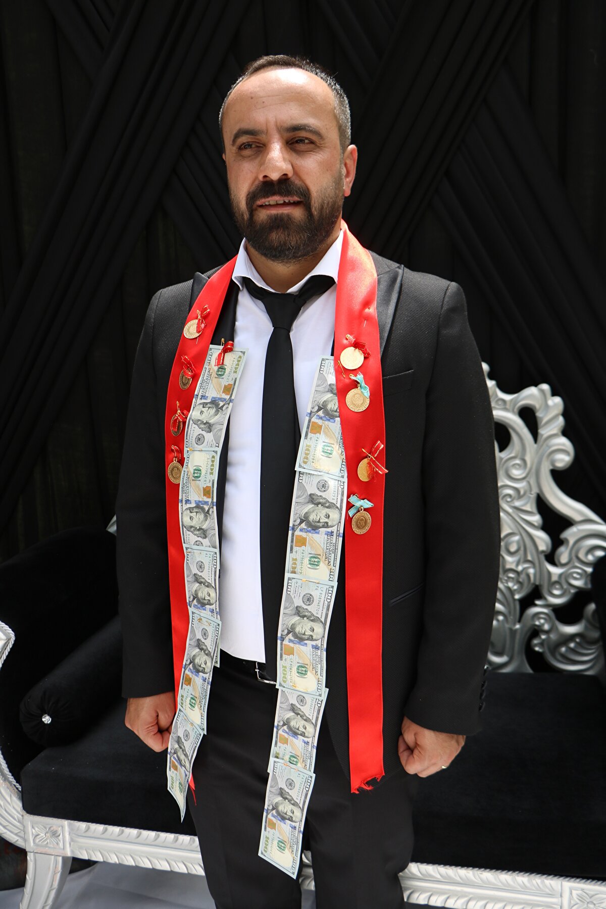 Hakkarili çinko madeni işletmecisi Aydın Çiftçi'nin avukat oğlu Cengiz Çiftçi ile 4 yıl önce tanıştığı Diyarbakırlı öğretmen Tube Egin hayatını birleştirdi. Çift için Hakkari'nin Üzümcü köyü Derav Mahallesi'ndeki evlerinin önünde düğün yapıldı. Çok sayıda davetlinin katıldığı düğünde, Türkçe ve Kürtçe şarkılar eşliğinde halaylar çekildi.