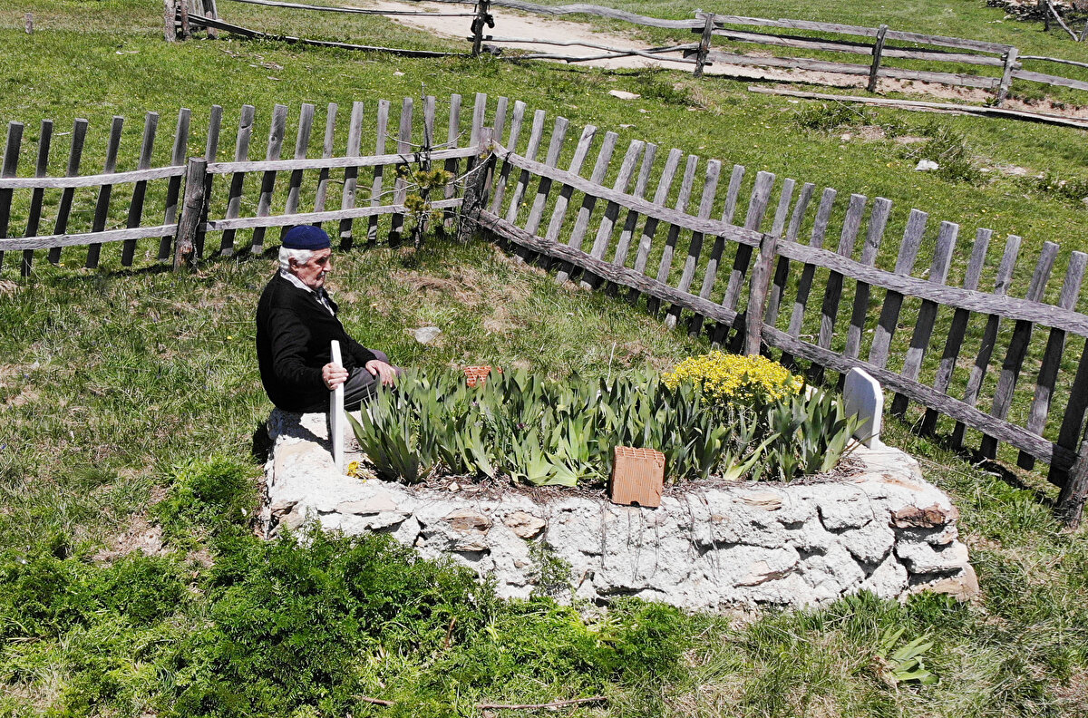 <br>İlçeye bağlı Oklu köyündeki 10 haneli Sarnıç Mahallesi'nde yaşamını sürdüren 2 çocuk babası Köylü'nün eşi Şefika Köylü, 10 yıl önce yaşamını yitirdi. Şefika Köylü'nün cenazesi, evlerine yaklaşık 200 metre mesafede kendilerine ait arazide toprağa verildi.