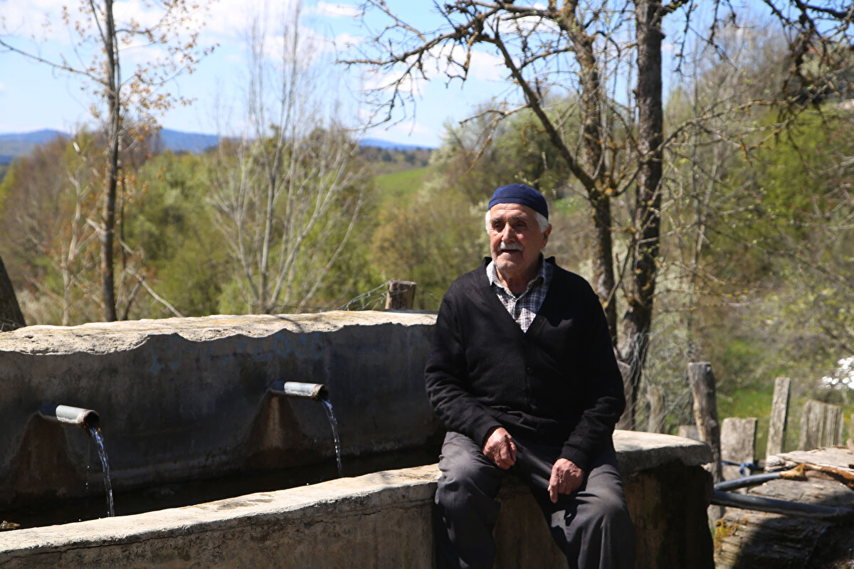 "Dedem 10 yıldır tek başına bu köyde yaşıyor. Kış ayları özellikle çok zor geçiyor. Burada yemeğini, temizliğini, her türlü işini kendi yapıyor. Davet etmemize rağmen bir gün bile Kastamonu'ya getiremiyoruz. Köyden ayrılamıyor, bırakmıyor. Biz ara ara geliyoruz. Babaannem yaşarken birlikte yanımıza gelir, ramazan aylarında bizimle kalırlardı ama babaannemi kaybettikten sonra, 'Babaannenizi bırakıp da gelemem.' diyor."<br>