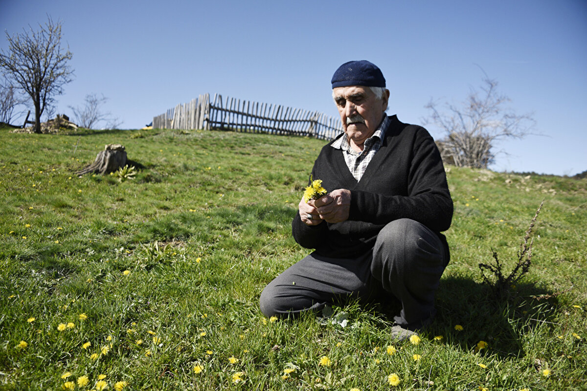 Köylü, AA muhabirine, Oklu köyünde doğup büyüdüğünü, eşiyle görücü usulüyle evlendiğini söyledi.<br>