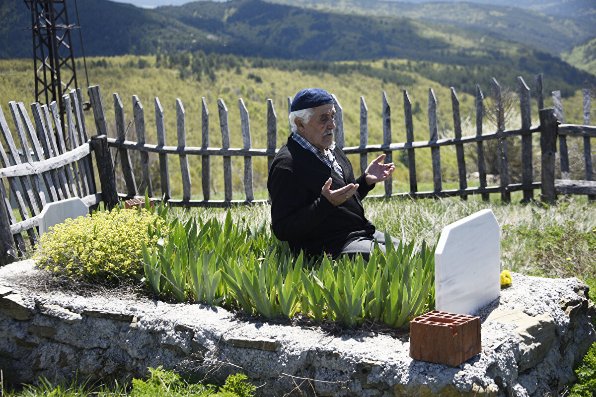 Her gün eşinin mezarını ziyaret ederek dua okuyan, kırlardan topladığı çiçekleri bırakan Köylü, çocuklarının ısrarına rağmen kendisinden başka kimsenin kalmadığı mahallesinden bir gün bile ayrılmıyor.