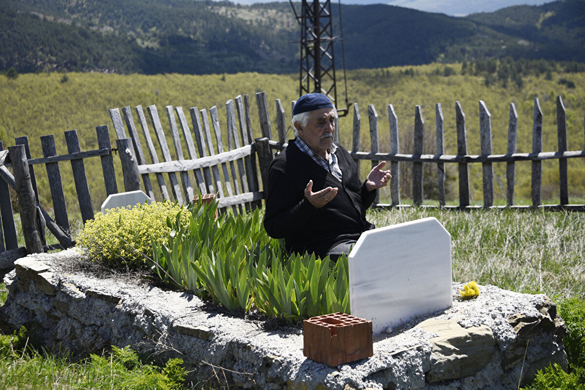 Eşiyle aralarının çok iyi olduğunu vurgulayan Köylü, "Bir yastığa baş koyduk. Ben de kendi mezarımı yaptırdım, öldükten sonra ben de hanımın yanına yatacağım" ifadesini kullandı.<br>