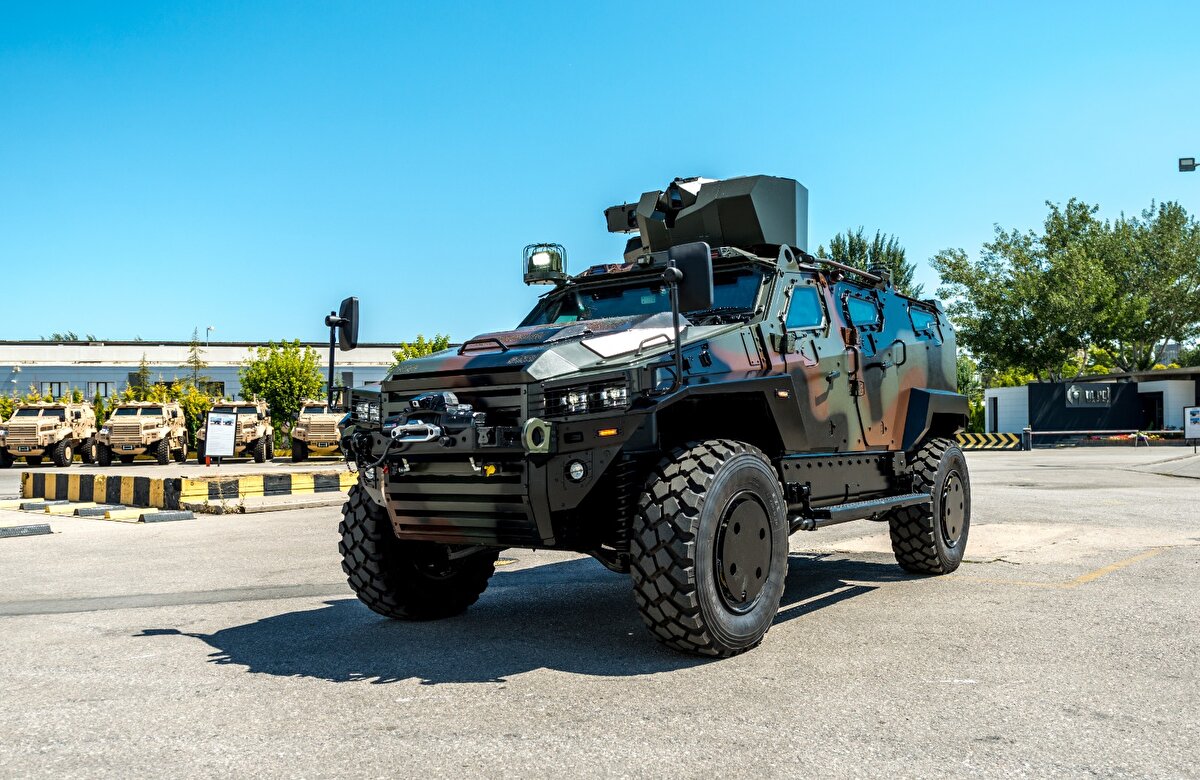 Üretime hazırlık ve pazarlama faaliyetleri kapsamında farklı ülke ve bölgelerde tanıtılan, zorlu testlere tabi tutulan Yörük 4X4’ün ilk kullanıcısı ise Afrika ülkesi oldu.<br><br>Yörük 4X4’ün Çad sokaklarında görev yaparken çekilen görüntüleri kamuoyuna yansıdı. Çad kısa bir süre önce yine Nurol Makina tarafından üretilen Ejder Yalçın 4X4 zırhlı muharebe araçlarını envanterine katmıştı.<br><br>Diğer müşterileri için Yörük 4X4 teslimatlarına hazırlanan Nurol Makina, yeni ihracat görüşmelerini de sürdürüyor.