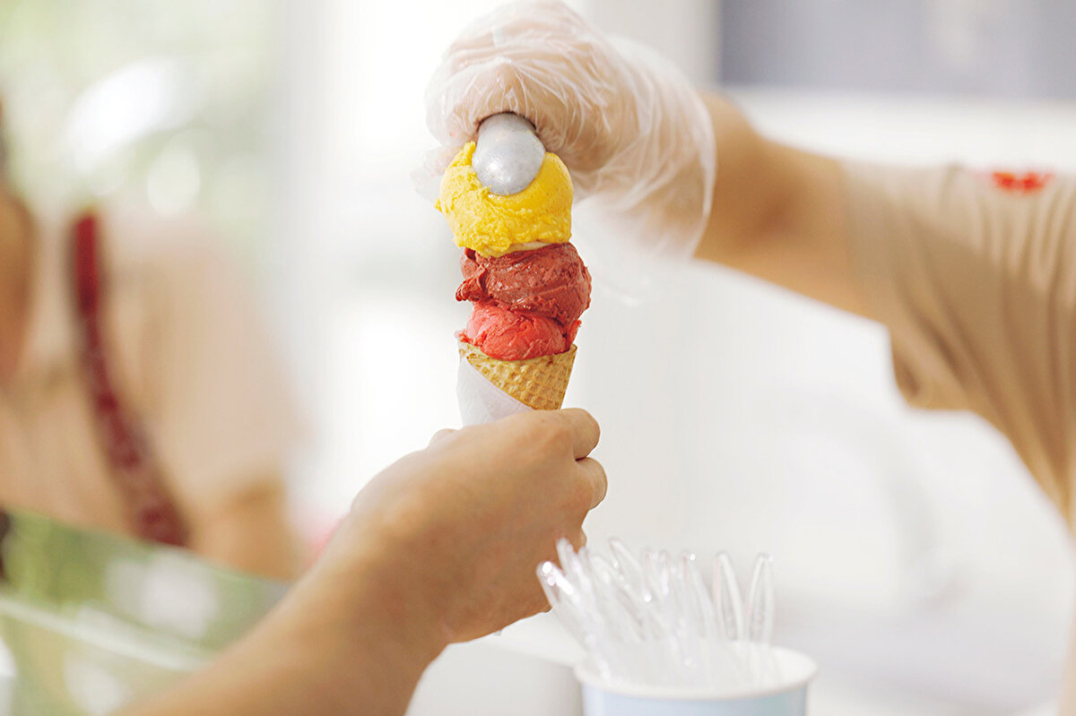 Renkli görünümü, meyveli aromasıyla severek tüketilen ambalajlı ürünlerin etiketine bakıldığında çoğunun bitkisel yağlı sütlü buz olduğunu anlatan Manavoğlu, "Ambalajlı ürünleri tüketirken bozulduğunu kolaylıkla anlayabiliriz. Yaz aylarında güneşte bekletilen dondurma dolabında gündüz sıcaklığında bir miktar erimiş, sonrasında tekrar donmuş ürünlere rastlanabilir. Ambalajında görsel bozukluk varsa ürünün bozulmasını anlayabilirsiniz. Tüketici dondurma ambalajını atmadan ilgili firmaya bilgi vermeli" değerlendirmesinde bulundu.