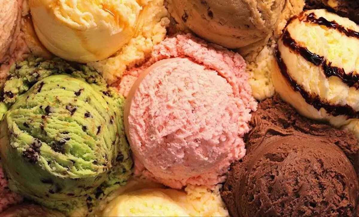 AMBALAJLI ÜRÜNLERDE RASTLANIRSA FİRMAYA BİLGİ VERİLMELİ<br><br>Yeterli soğutma sistemi olmayan, güneş ışığı ve toza maruz kalan ortamlarda satışa sunulan dondurmaların sağlığı olumsuz etkileyebileceğine dikkati çeken Manavoğlu, ambalajlı satılan dondurmanın etiket üzerinde yer alan, üretim ve son kullanma tarihine dikkat edilmesi, ambalajı yırtılmış, tadı, kokusu değişmiş dondurmaların tüketilmemesi gerektiğini dile getirdi.