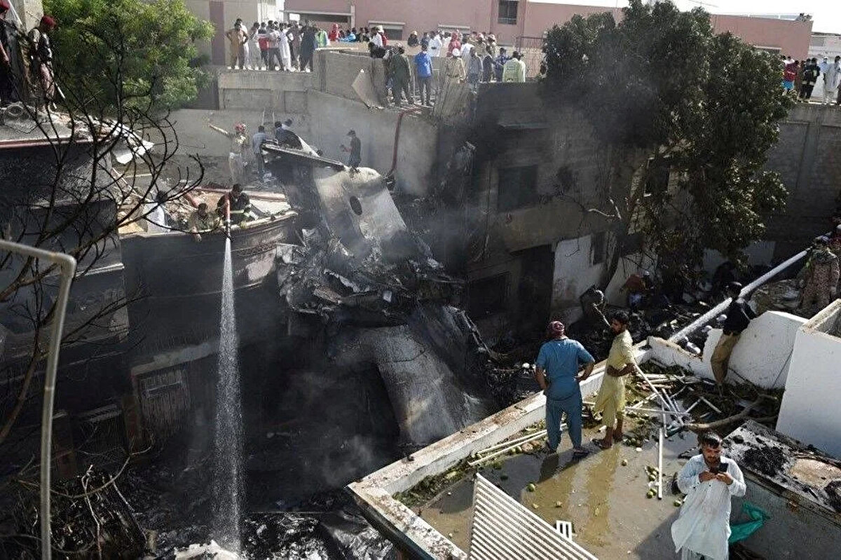 Pakistan Uluslararası Havayolları'nın (PIA) dün iniş sırasında düşen PK 8303 sefer sayılı Lahor-Karaçi uçuşunu yapan yolcu uçağında, iki kişi dışında 91 yolcu ve 7 mürettebat hayatını kaybetti. Kaza geçen yıl, ülkede Kurban Bayramı'nı kutlamasından sadece iki gün önce meydana geldi. <br><br>