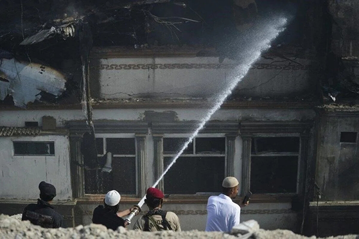 97 kişinin öldüğünü kazadan sağ çıkan iki kişiden biri olan Pencap Bankası (BOP) Başkanı Zafar Masud, ölümden şanslı kaçışını, o korkunç günde pencere kenarındaki bir yerden koridordaki bir koltukla değiştirme kararına borçlu olduğunu söyledi. Kaderin trajik bir cilvesiyle, koltuğunu değiştirdiği yolcu, yıkıcı olayda hayatını kaybeden birçok kişiden biriydi.<br><br>