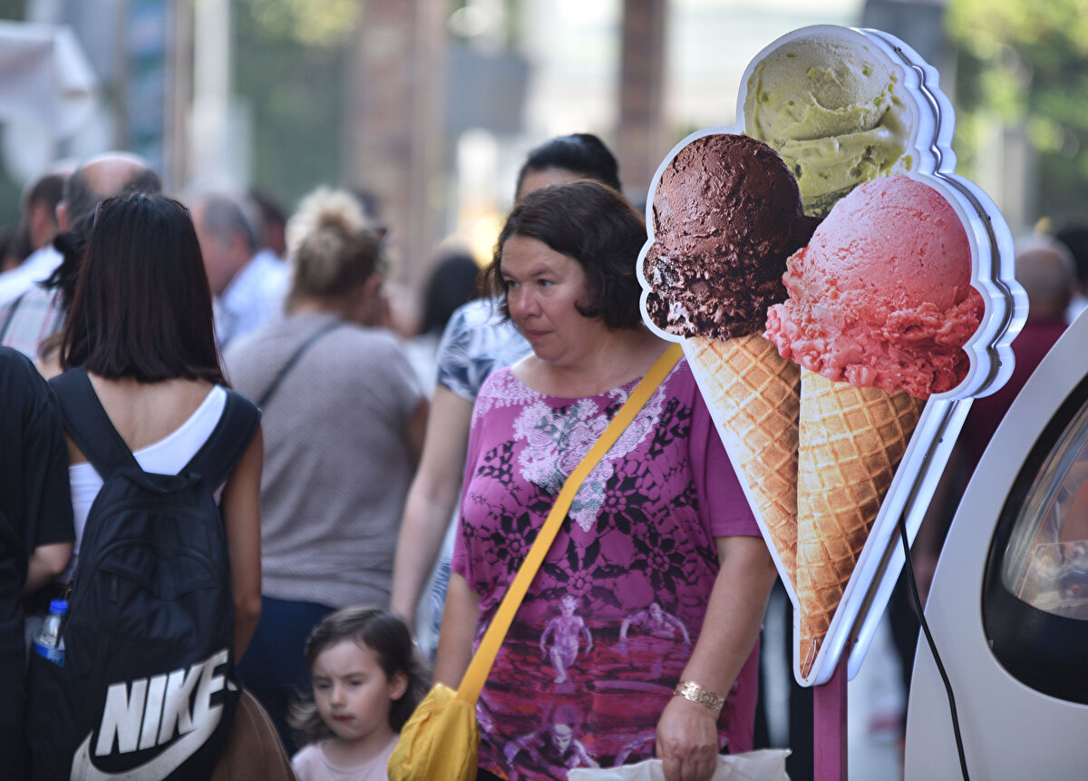 Dondurmanın protein, karbonhidrat, yağ ve A, B, C, D, E vitaminleri, kalsiyum, fosfor, magnezyum, sodyum, potasyum, demir ve çinko gibi mineraller açısından zengin bir gıda maddesi olduğunu belirten Ali Manavoğlu, "Sıcak yaz günlerinde serinletici özelliği nedeniyle sevilerek tüketilen dondurmanın sütten imal edilmesi nedeniyle her süt ürünü gibi bozulmaya, mikroorganizma üremesine elverişli gıda maddesi. Hijyenik ortamda muhafaza edilmeyen dondurma, gıda zehirlenmesine neden olabilir" diye konuştu.