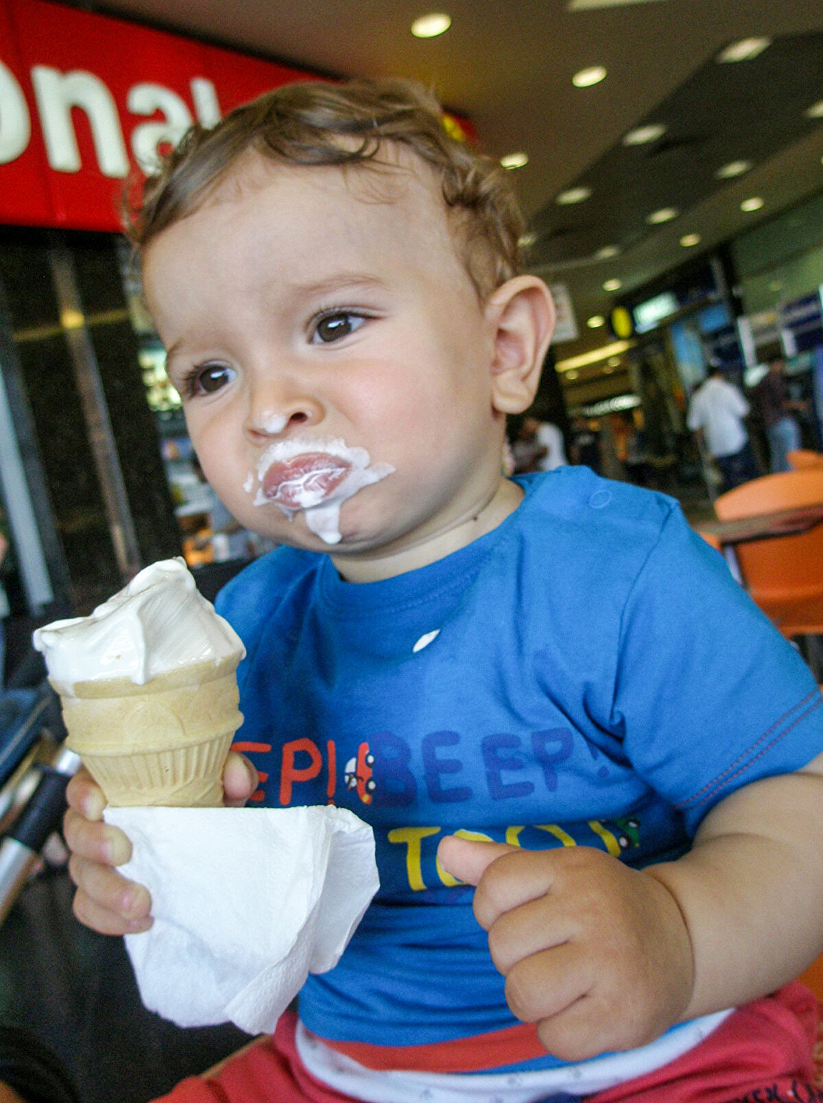 KRİSTALLEŞME, ERİYİP YENİDEN DONDUĞUNUN KANITI<br><br>Dondurmanın bozulmaya karşı hassas gıda maddesi olması nedeniyle üretildikten sonra satışa sunuluncaya kadar mutlaka derin dondurucularda muhafaza edilmesi gerektiğini vurgulayan Manavoğlu, şöyle devam etti: