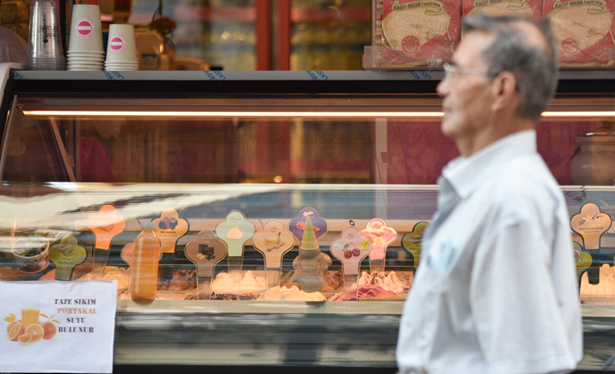 Dondurmayı külaha servis yapmak için kullanılan kaşıkların iş bittiğinde satış elemanı tarafından bir bardak su içine konmasının önemli yanlışlardan biri olduğuna dikkati çeken Manavoğlu, su içinde oluşan mikroorganizmaların kaşıkla dondurmaya bulaştığını ifade etti.