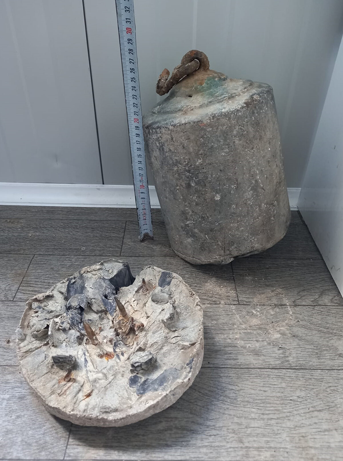 SAAT VE ÇANI ÇALIŞTIRAN AĞIRLIKLAR<br>Söz konusu buluntularla ilgili üstlenici firmanın raporunda, beşgen planlı kuzey burcunun artı 8 metre kotunda, etrafı betonarmeyle kaplı çukurun 100 santimlik derinliğinde iki adet ağırlık bulunduğu belirtildi. Bu ağırlıkların her birinin 40 kilo civarında ve ham maddesinin kurşun olduğunun düşünüldüğü kaydedilerek, şu bilgilere yer verildi: