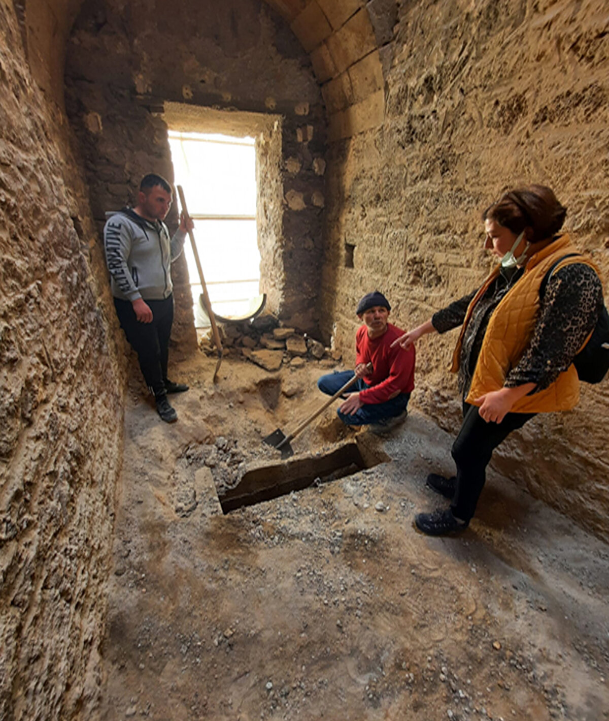 “Sanat tarihi raporunda bulunan 2 adet ağırlığın saat mekanizmasının çarkları arasında bulunan 2 makaraya sarılı çelik halatlarla bağlantılı olduğunu ve bu ağırlıkların aşağıya inip çıkmasıyla birinci halatın saati çalıştırdığı, ikinci halatın da tokmağın çana vurmasını sağladığı yazmaktadır. Müze denetiminde yapılan araştırma kazısı sonucu çıkan iki adet ağırlığı tutanak dahilinde Müze Müdürlüğü'ne teslim etmiş bulunmaktayız"
