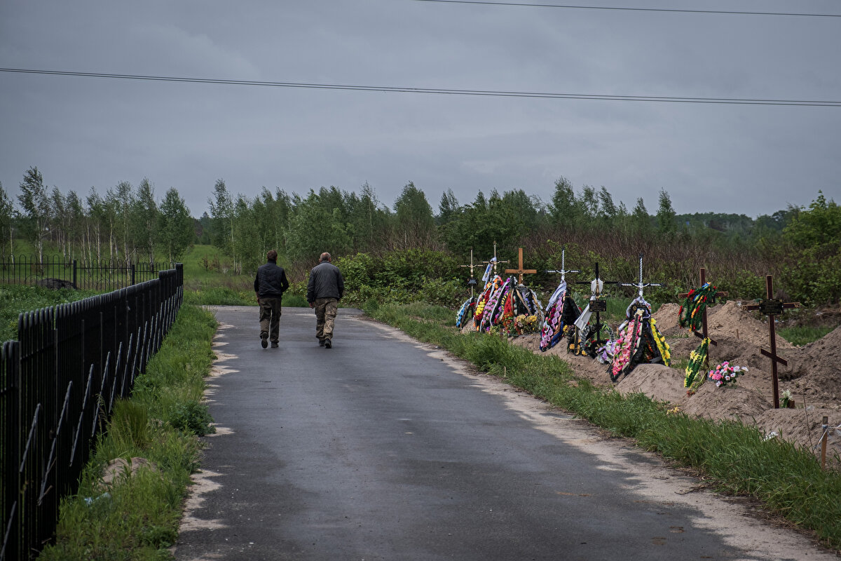 Rus askeri birlikleri, Ukrayna'nın Donetsk ve Luhansk bölgelerinden Kiev yönetiminin kontrolündeki bölgelere, aynı anda Rusya sınırından Harkiv, Sumi, Çernigiv bölgelerine, Belarus üzerinden Çernobil bölgesine girdi. Rus ordusu, Kırım üzerinden de Herson ve Melitopol bölgelerine doğru asker çıkardı. Kiev yakınlarına havadan ve karadan asker sevk edildi ve kuşatma altına alındı.