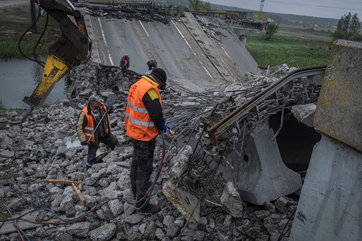 Birleşmiş Milletler (BM) Mülteciler Yüksek Komiserliğine göre, 24 Şubat-22 Mayıs döneminde, yarıdan fazlası Polonya'ya olmak üzere, Ukrayna'dan 6 milyon 552 bin 971 kişi komşu ülkelere geçti.<br><br>BM’ye bağlı Uluslararası Göç Örgütüne göre, çatışmalar nedeniyle her 6 kişiden biri ülke içinde yerlerinden edildi, toplam sayı ise 7,7 milyon kişi olarak kayda girdi.<br><br>BM İnsan Hakları Yüksek Komiserliğine göre ise savaşta 24 Şubat’tan bu yana en az 3 bin 381 sivil yaşamını yitirdi, 3 bin 680 sivil yaralandı.<br><br>